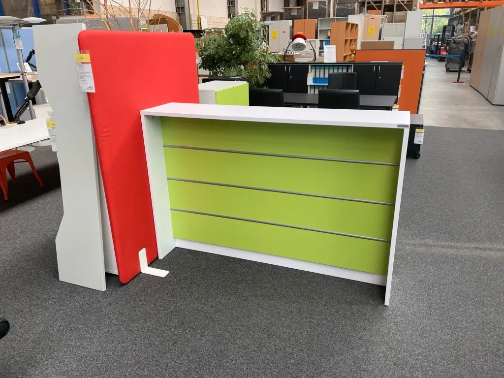 weiße Empfangstheke mit limonengrüner Front